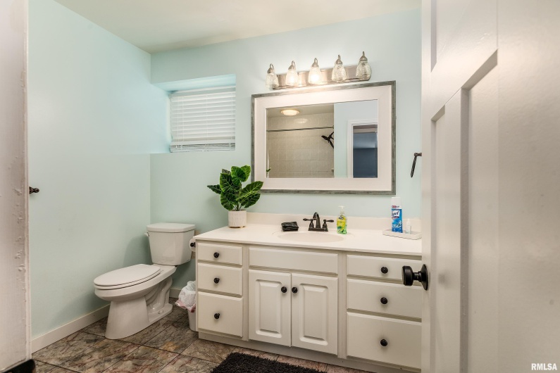27 PINEWOOD Drive, Carbondale, Illinois 62901, 5 Bedrooms Bedrooms, 0 ,3 BathroomsBathrooms,Residential,For Sale,PINEWOOD,0,RMAEB459833