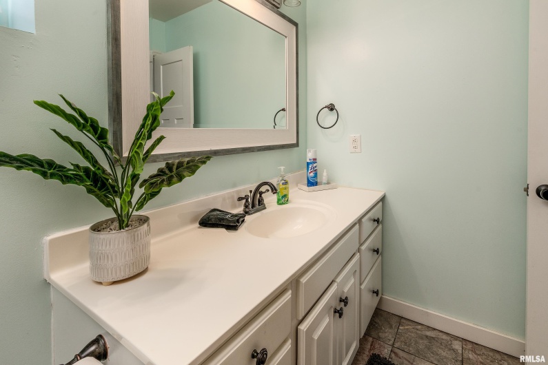 27 PINEWOOD Drive, Carbondale, Illinois 62901, 5 Bedrooms Bedrooms, 0 ,3 BathroomsBathrooms,Residential,For Sale,PINEWOOD,0,RMAEB459833