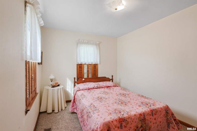 707 DOGWOOD Lane, Marion, Illinois 62959, 3 Bedrooms Bedrooms, 0 ,1 BathroomBathrooms,Residential,For Sale,DOGWOOD,0,RMAEB459856