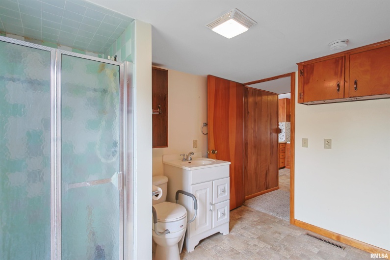 707 DOGWOOD Lane, Marion, Illinois 62959, 3 Bedrooms Bedrooms, 0 ,1 BathroomBathrooms,Residential,For Sale,DOGWOOD,0,RMAEB459856
