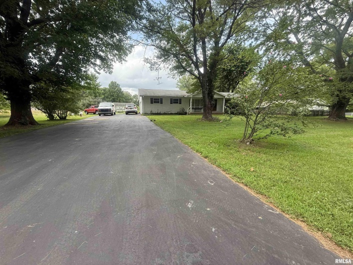 39 Community Lane, Carbondale, Illinois 62901, 3 Bedrooms Bedrooms, 0 ,3 BathroomsBathrooms,Residential,For Sale,Community,0,RMAEB459861