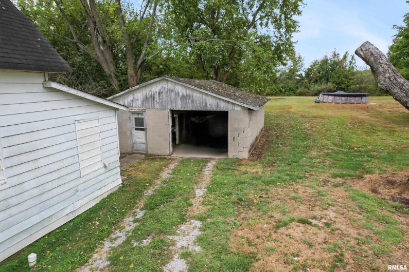 437 THOMPSON Street, Carrier Mills, Illinois 62917, 1 Bedroom Bedrooms, 0 ,1 BathroomBathrooms,Residential,For Sale,THOMPSON,0,RMAEB459888