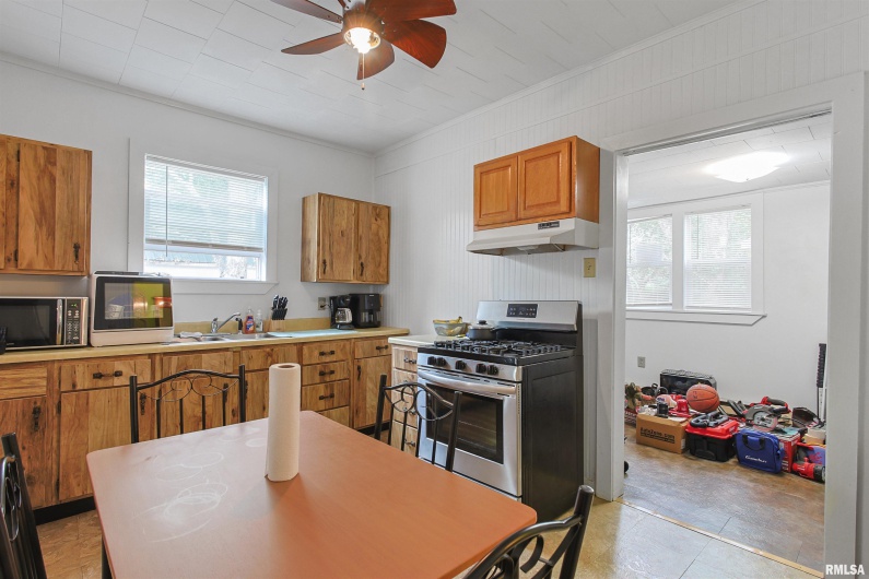437 THOMPSON Street, Carrier Mills, Illinois 62917, 1 Bedroom Bedrooms, 0 ,1 BathroomBathrooms,Residential,For Sale,THOMPSON,0,RMAEB459888