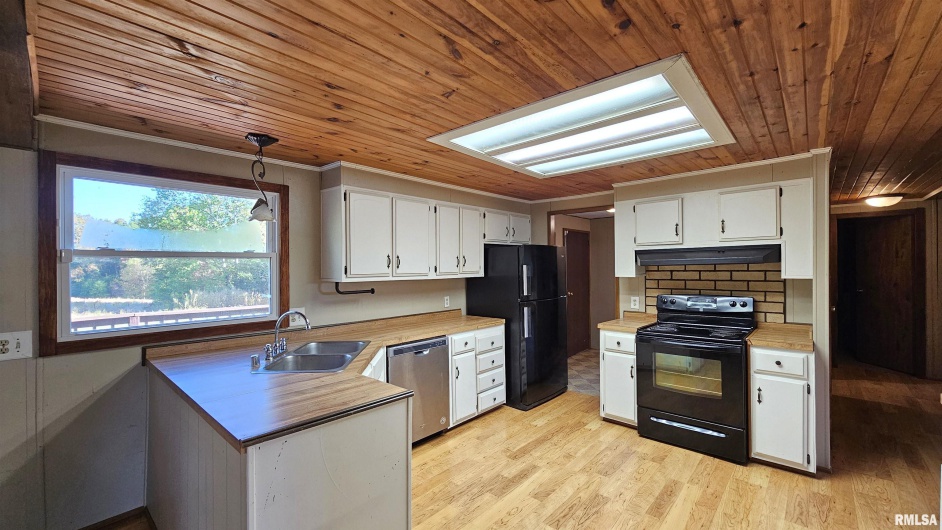 14228 Lake Of Egypt Road, Marion, Illinois 62959, 3 Bedrooms Bedrooms, 0 ,2 BathroomsBathrooms,Residential,For Sale,Lake Of Egypt,0,RMAEB459900