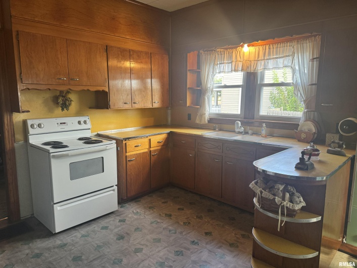 1107 STATE Street, Marion, Illinois 62959, 2 Bedrooms Bedrooms, 0 ,1 BathroomBathrooms,Residential,For Sale,STATE,0,RMAQC4266662