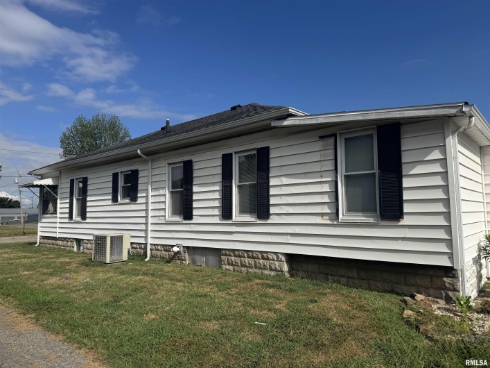 1107 STATE Street, Marion, Illinois 62959, 2 Bedrooms Bedrooms, 0 ,1 BathroomBathrooms,Residential,For Sale,STATE,0,RMAQC4266662