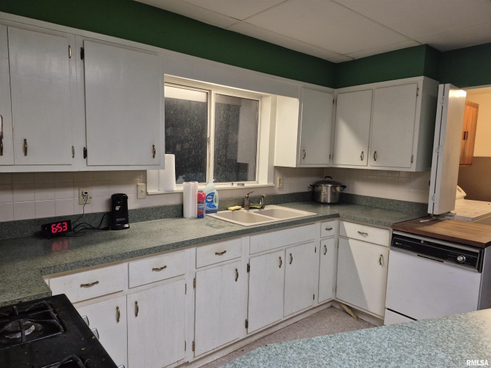 1000 & 1001 TAYLOR Street, Eldorado, Illinois 62930, 2 Bedrooms Bedrooms, 0 ,1 BathroomBathrooms,Residential,For Sale,TAYLOR,0,RMAEB459904