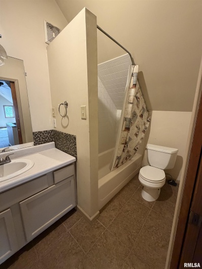 1020 GIRARD Street, Metropolis, Illinois 62960, 4 Bedrooms Bedrooms, 0 ,2 BathroomsBathrooms,Residential,For Sale,GIRARD,0,RMAEB459911