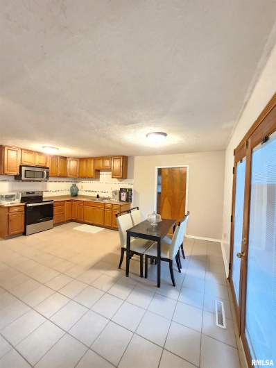 112 Parrish Lane, Carbondale, Illinois 62901, 3 Bedrooms Bedrooms, 0 ,1 BathroomBathrooms,Residential,For Sale,Parrish,0,RMAEB459912