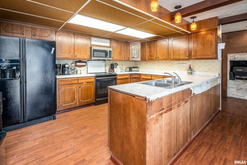 1609 Tina Drive, Murphysboro, Illinois 62966-6147, 4 Bedrooms Bedrooms, 0 ,3 BathroomsBathrooms,Residential,For Sale,Tina,0,RMAEB459913