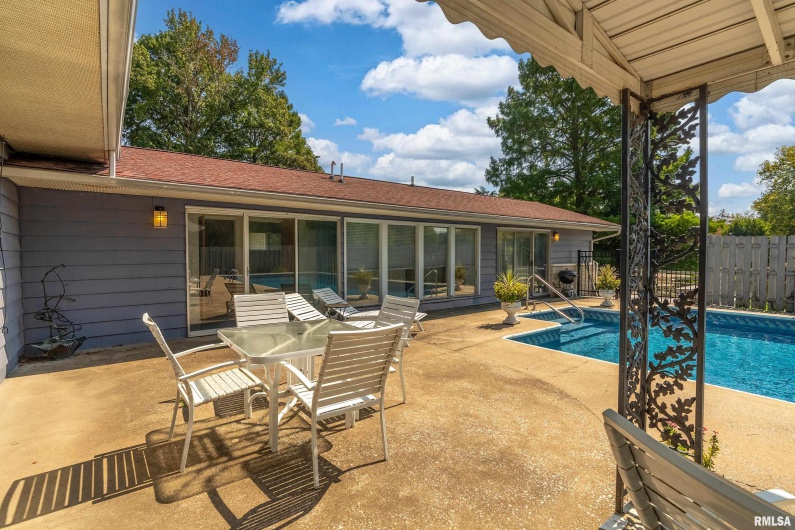 1609 Tina Drive, Murphysboro, Illinois 62966-6147, 4 Bedrooms Bedrooms, 0 ,3 BathroomsBathrooms,Residential,For Sale,Tina,0,RMAEB459913