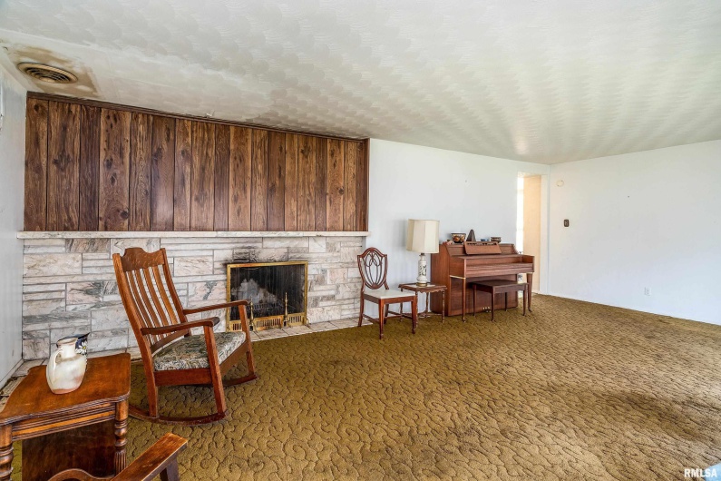1609 Tina Drive, Murphysboro, Illinois 62966-6147, 4 Bedrooms Bedrooms, 0 ,3 BathroomsBathrooms,Residential,For Sale,Tina,0,RMAEB459913
