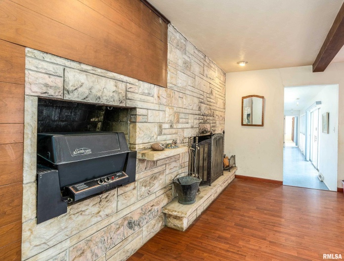 1609 Tina Drive, Murphysboro, Illinois 62966-6147, 4 Bedrooms Bedrooms, 0 ,3 BathroomsBathrooms,Residential,For Sale,Tina,0,RMAEB459913
