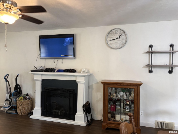 122 CENTER Street, Anna, Illinois 62906, 4 Bedrooms Bedrooms, 0 ,1 BathroomBathrooms,Residential,For Sale,CENTER,0,RMAEB459916