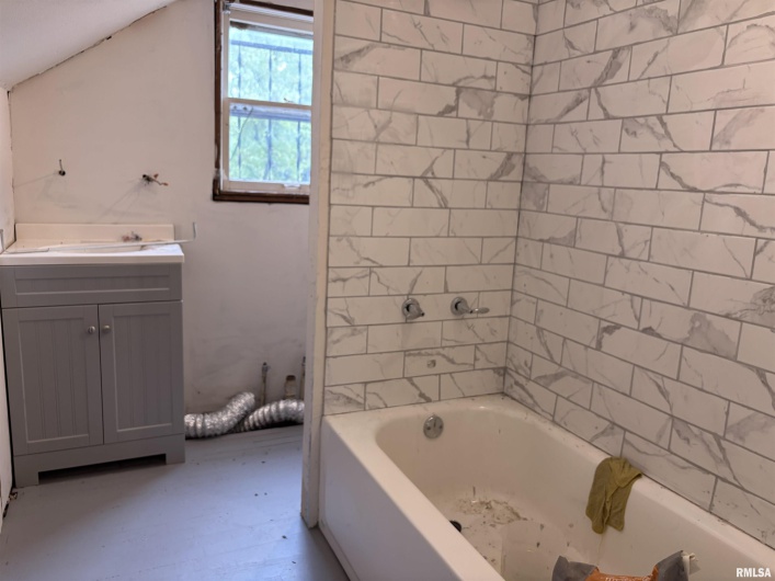 122 CENTER Street, Anna, Illinois 62906, 4 Bedrooms Bedrooms, 0 ,1 BathroomBathrooms,Residential,For Sale,CENTER,0,RMAEB459916