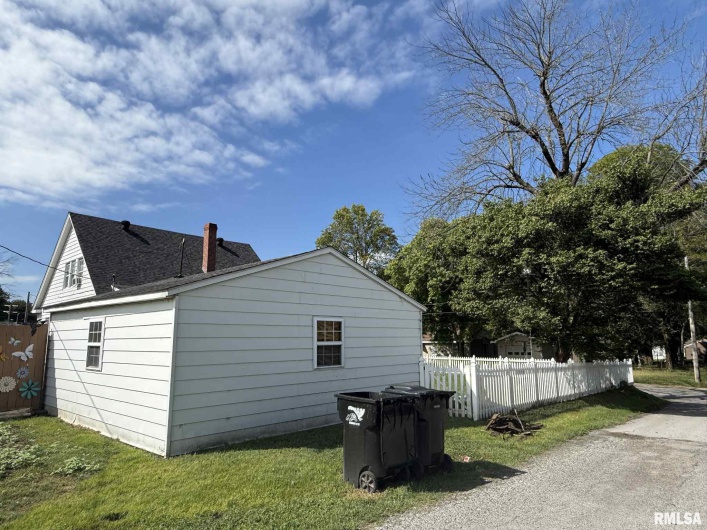 1020 SIMMONS Street, Metropolis, Illinois 62960, 3 Bedrooms Bedrooms, 0 ,1 BathroomBathrooms,Residential,For Sale,SIMMONS,0,RMAEB459920