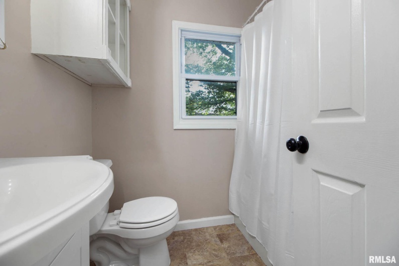 1104 Reeves Street, Marion, Illinois 62959, 4 Bedrooms Bedrooms, 0 ,2 BathroomsBathrooms,Residential,For Sale,Reeves,0,RMAQC4267860