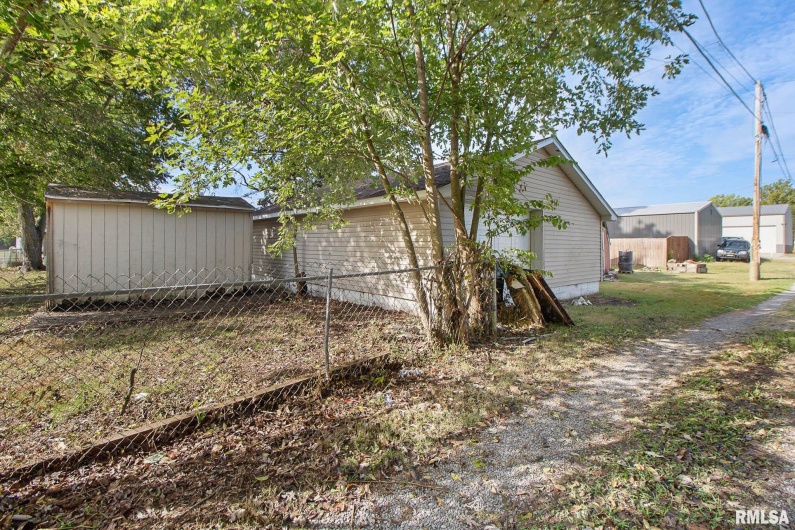 1104 Reeves Street, Marion, Illinois 62959, 4 Bedrooms Bedrooms, 0 ,2 BathroomsBathrooms,Residential,For Sale,Reeves,0,RMAQC4267860
