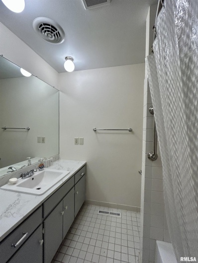 611 TERRACE Drive, Carbondale, Illinois 62901, 3 Bedrooms Bedrooms, 0 ,2 BathroomsBathrooms,Residential,For Sale,TERRACE,0,RMAEB459929