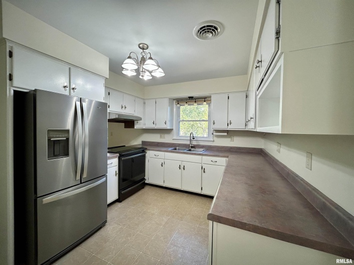 611 TERRACE Drive, Carbondale, Illinois 62901, 3 Bedrooms Bedrooms, 0 ,2 BathroomsBathrooms,Residential,For Sale,TERRACE,0,RMAEB459929