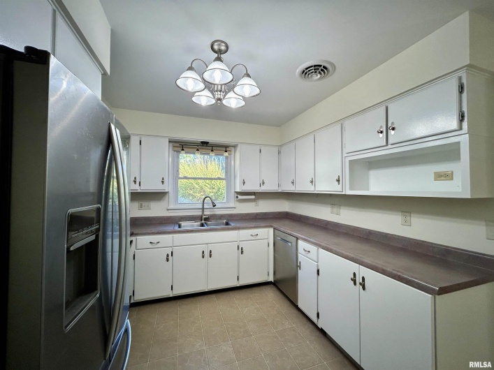 611 TERRACE Drive, Carbondale, Illinois 62901, 3 Bedrooms Bedrooms, 0 ,2 BathroomsBathrooms,Residential,For Sale,TERRACE,0,RMAEB459929