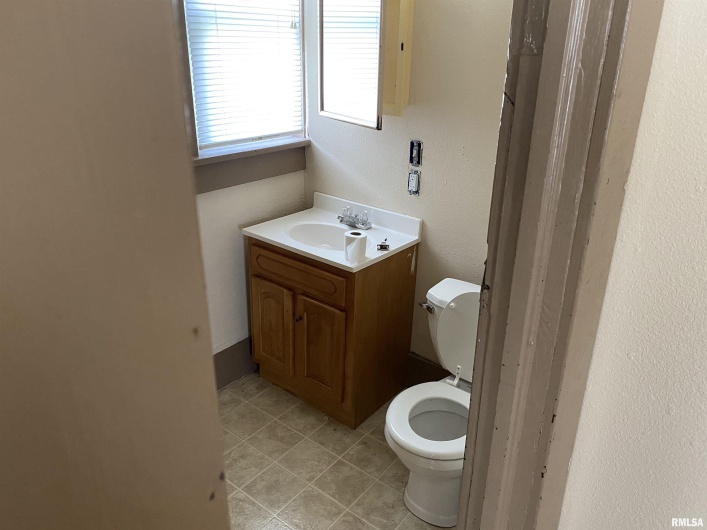 505 Rawlings Street, Carbondale, Illinois 62901, 3 Bedrooms Bedrooms, 0 ,1 BathroomBathrooms,Residential,For Sale,Rawlings,0,RMAEB445464