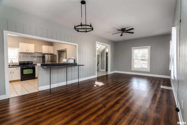 609 POPLAR Street, Carbondale, Illinois 62901, 6 Bedrooms Bedrooms, 0 ,5 BathroomsBathrooms,Residential,For Sale,POPLAR,0,RMAEB459957