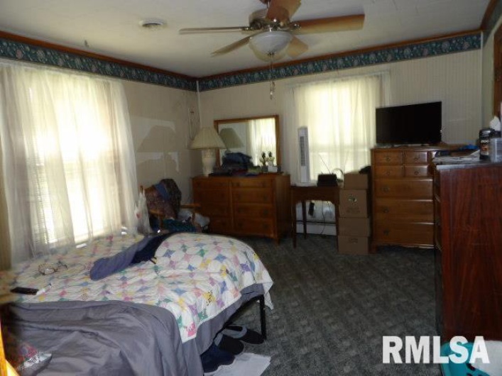 205 WASHINGTON Street, Carrier Mills, Illinois 62917, 3 Bedrooms Bedrooms, 0 ,1 BathroomBathrooms,Residential,For Sale,WASHINGTON,0,RMAEB459961