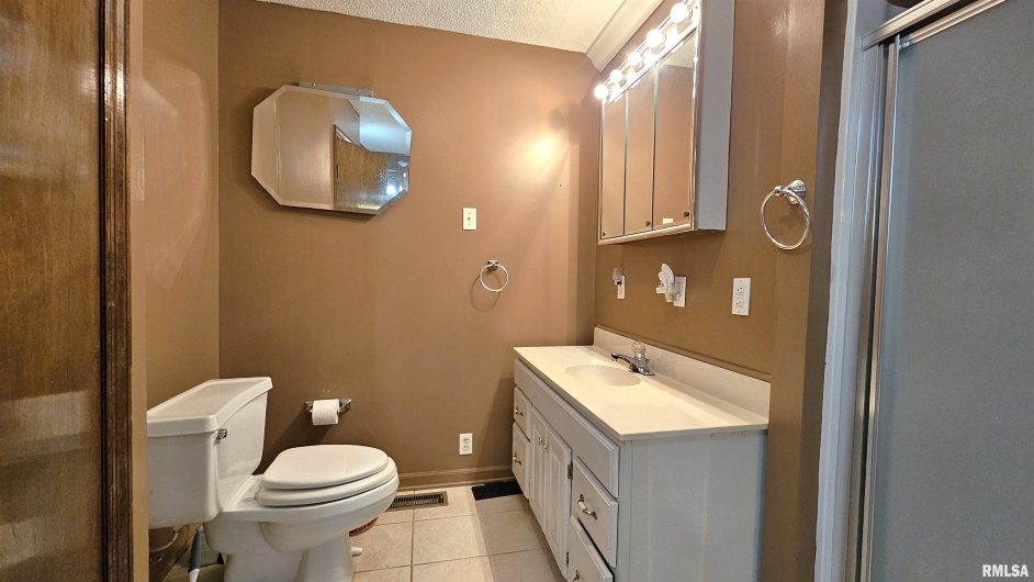 1410 GARFIELD Street, Marion, Illinois 62959, 3 Bedrooms Bedrooms, 0 ,2 BathroomsBathrooms,Residential,For Sale,GARFIELD,0,RMAEB459967
