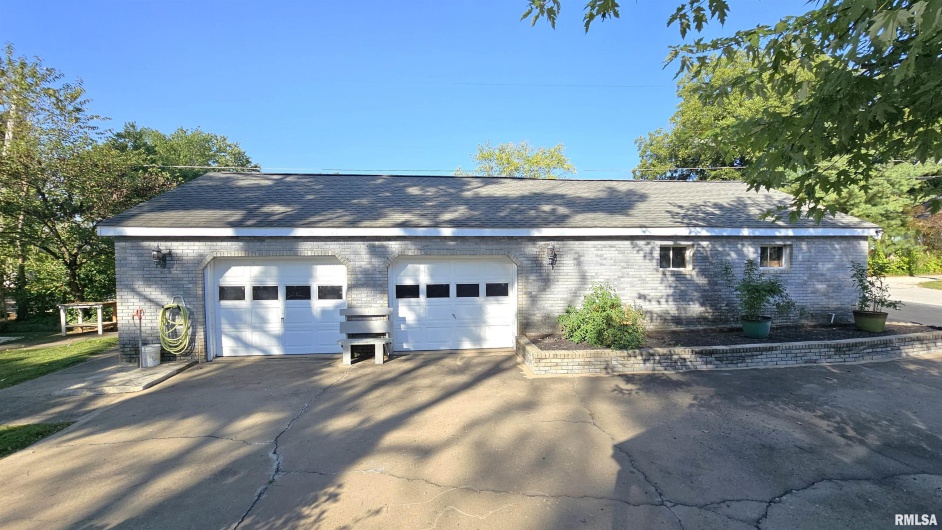 1410 GARFIELD Street, Marion, Illinois 62959, 3 Bedrooms Bedrooms, 0 ,2 BathroomsBathrooms,Residential,For Sale,GARFIELD,0,RMAEB459967