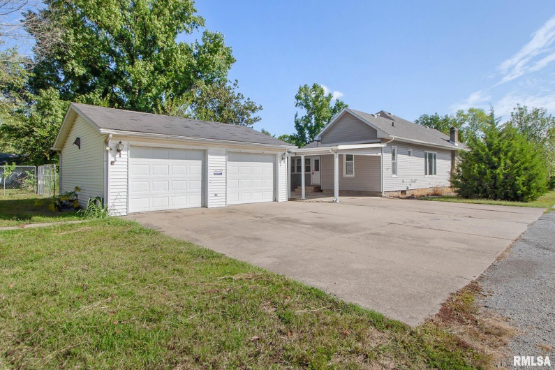 1210 Barham Avenue, Johnston City, Illinois 62951, 3 Bedrooms Bedrooms, 0 ,2 BathroomsBathrooms,Residential,For Sale,Barham,0,RMAQC4267979