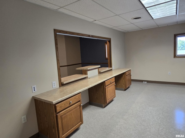 30 VETERANS Drive, Harrisburg, Illinois 62946-3320, 0 , 0 ,0,Commercial Sale,For Sale,VETERANS,0,RMAEB459975
