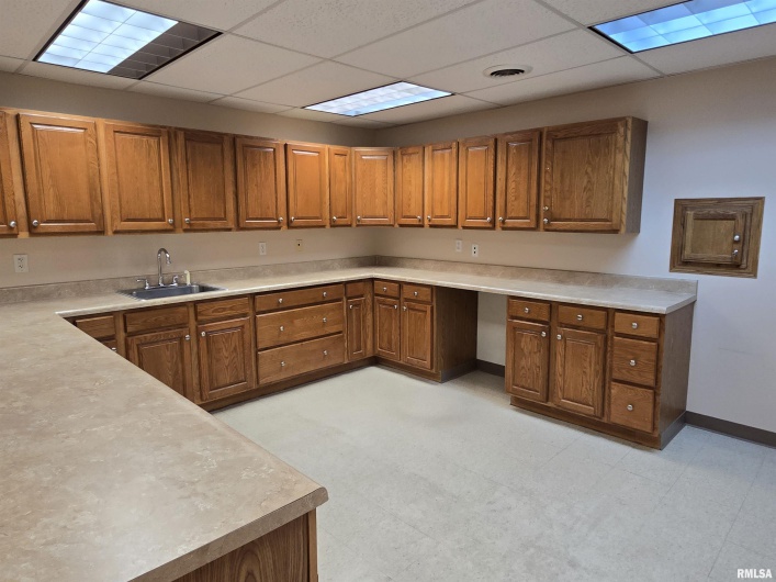 30 VETERANS Drive, Harrisburg, Illinois 62946-3320, 0 , 0 ,0,Commercial Sale,For Sale,VETERANS,0,RMAEB459975