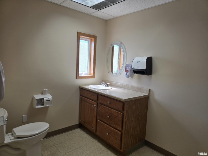 30 VETERANS Drive, Harrisburg, Illinois 62946-3320, 0 , 0 ,0,Commercial Sale,For Sale,VETERANS,0,RMAEB459975