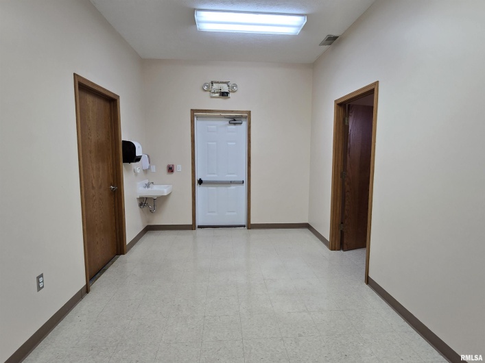 30 VETERANS Drive, Harrisburg, Illinois 62946-3320, 0 , 0 ,0,Commercial Sale,For Sale,VETERANS,0,RMAEB459975