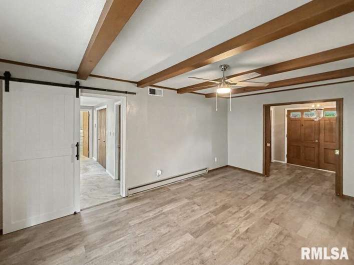 39 Butternut Hill Drive, Carbondale, Illinois 52903, 5 Bedrooms Bedrooms, 0 ,3 BathroomsBathrooms,Residential,For Sale,Butternut Hill,0,RMAQC4268004