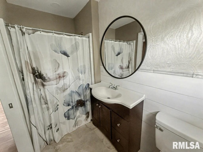 39 Butternut Hill Drive, Carbondale, Illinois 52903, 5 Bedrooms Bedrooms, 0 ,3 BathroomsBathrooms,Residential,For Sale,Butternut Hill,0,RMAQC4268004