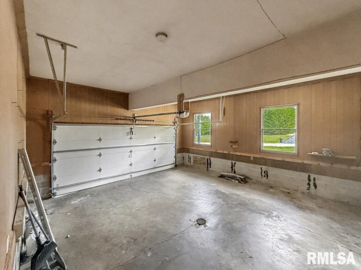 39 Butternut Hill Drive, Carbondale, Illinois 52903, 5 Bedrooms Bedrooms, 0 ,3 BathroomsBathrooms,Residential,For Sale,Butternut Hill,0,RMAQC4268004