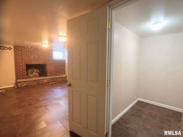 404 ORCHARD Drive, Carbondale, Illinois 62901, 4 Bedrooms Bedrooms, 0 ,2 BathroomsBathrooms,Residential,For Sale,ORCHARD,0,RMAEB459988