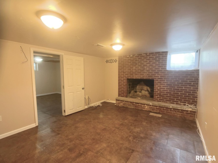 404 ORCHARD Drive, Carbondale, Illinois 62901, 4 Bedrooms Bedrooms, 0 ,2 BathroomsBathrooms,Residential,For Sale,ORCHARD,0,RMAEB459988
