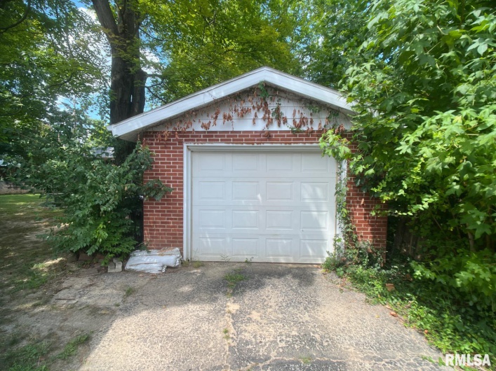 404 ORCHARD Drive, Carbondale, Illinois 62901, 4 Bedrooms Bedrooms, 0 ,2 BathroomsBathrooms,Residential,For Sale,ORCHARD,0,RMAEB459988