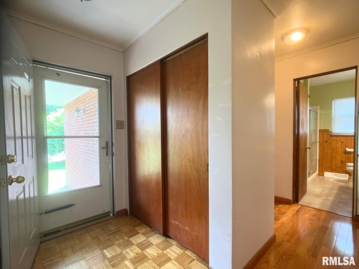 404 ORCHARD Drive, Carbondale, Illinois 62901, 4 Bedrooms Bedrooms, 0 ,2 BathroomsBathrooms,Residential,For Sale,ORCHARD,0,RMAEB459988