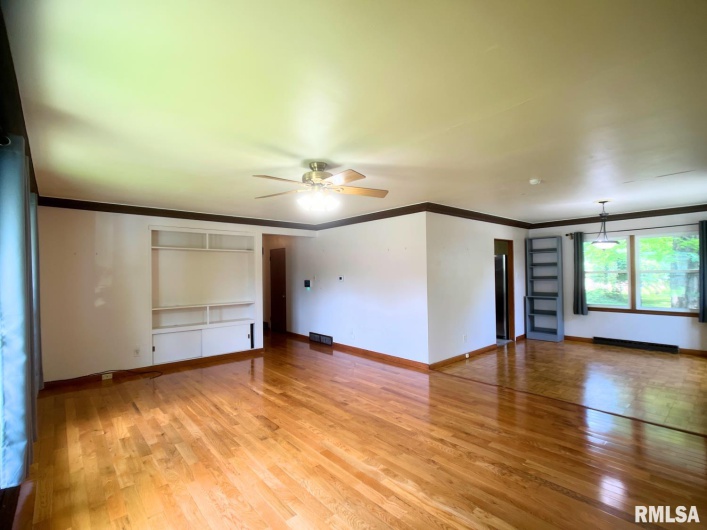 404 ORCHARD Drive, Carbondale, Illinois 62901, 4 Bedrooms Bedrooms, 0 ,2 BathroomsBathrooms,Residential,For Sale,ORCHARD,0,RMAEB459988