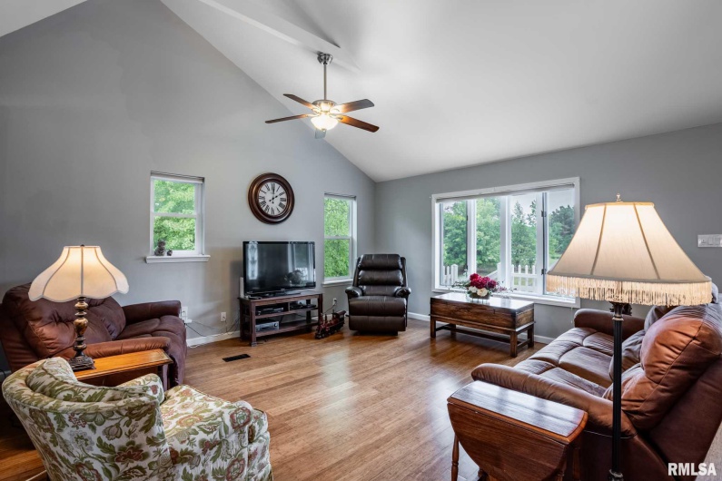 10367 Grassy Road, Marion, Illinois 62959, 3 Bedrooms Bedrooms, 0 ,2 BathroomsBathrooms,Residential,For Sale,Grassy,0,RMAQC4268025
