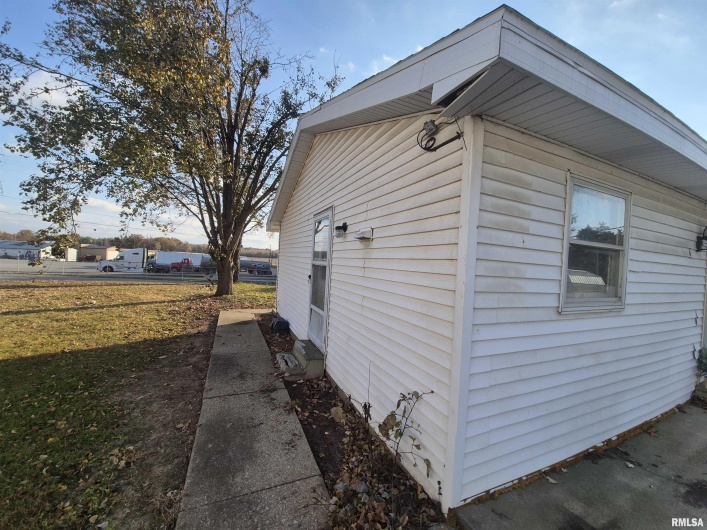 802 Dillard Street, Eldorado, Illinois 62930, 3 Bedrooms Bedrooms, 0 ,1 BathroomBathrooms,Residential,For Sale,Dillard,0,RMAEB459992