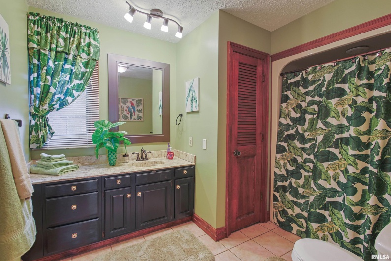 15 WHITE OAK Lane, Metropolis, Illinois 62960, 4 Bedrooms Bedrooms, 0 ,3 BathroomsBathrooms,Residential,For Sale,WHITE OAK,0,RMAEB459996
