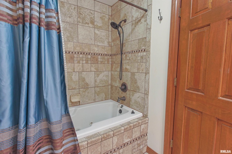 15 WHITE OAK Lane, Metropolis, Illinois 62960, 4 Bedrooms Bedrooms, 0 ,3 BathroomsBathrooms,Residential,For Sale,WHITE OAK,0,RMAEB459996