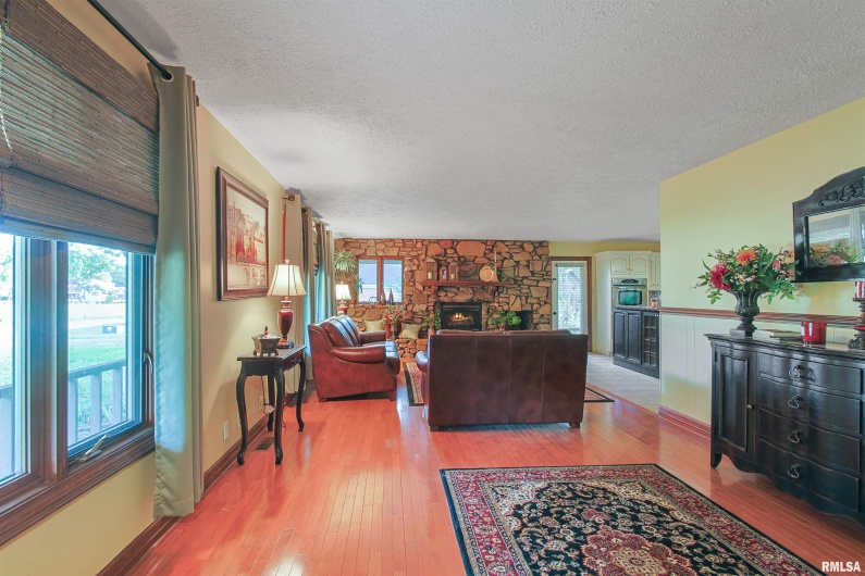 15 WHITE OAK Lane, Metropolis, Illinois 62960, 4 Bedrooms Bedrooms, 0 ,3 BathroomsBathrooms,Residential,For Sale,WHITE OAK,0,RMAEB459996