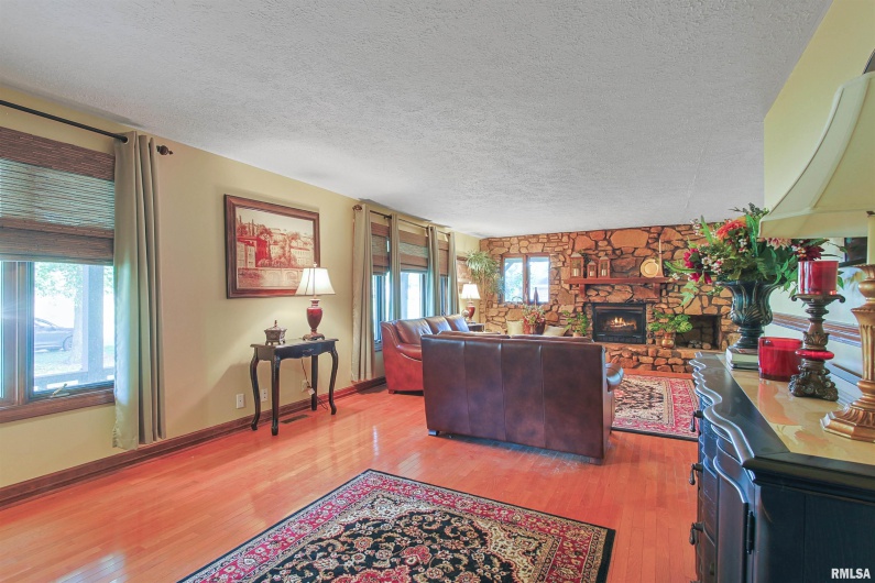15 WHITE OAK Lane, Metropolis, Illinois 62960, 4 Bedrooms Bedrooms, 0 ,3 BathroomsBathrooms,Residential,For Sale,WHITE OAK,0,RMAEB459996