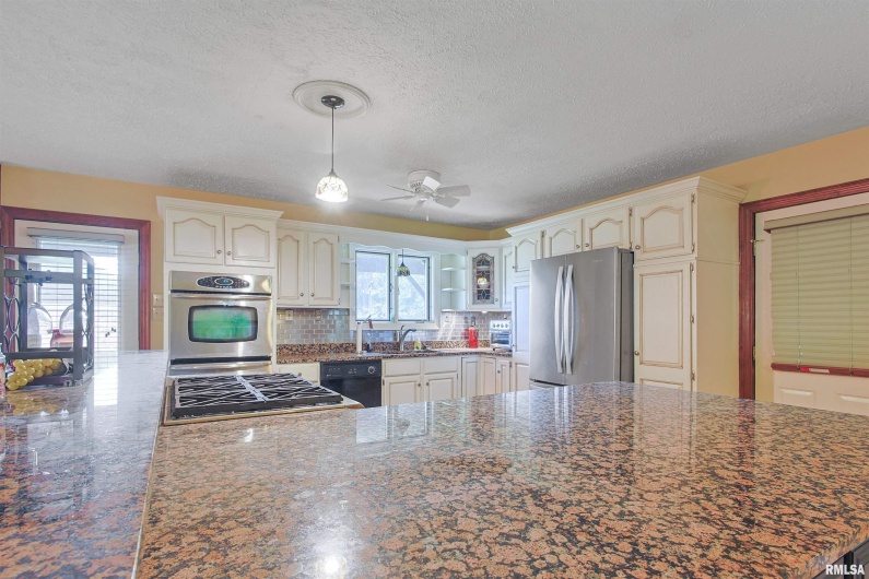 15 WHITE OAK Lane, Metropolis, Illinois 62960, 4 Bedrooms Bedrooms, 0 ,3 BathroomsBathrooms,Residential,For Sale,WHITE OAK,0,RMAEB459996